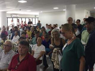 Aproximadamente duzentas pessoas aguardavam em sala de espera (Foto: Bruna Kaspary)