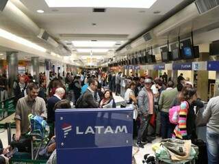 Em manhã tumultuada no aeroporto, saguão lotado de passageiros, à espera de solução (Foto: Henrique Kawaminami)