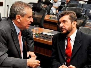 Paulo Corrêa (PSDB), à esquerda, conversa com o deputado Pedro Kemp, do PT, na Assembleia Legislativa de MS. (Foto: Luciana Nassar/ALMS).