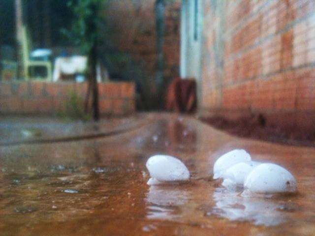 Depois de dias de calor, chuva de granizo surpreende campo-grandense