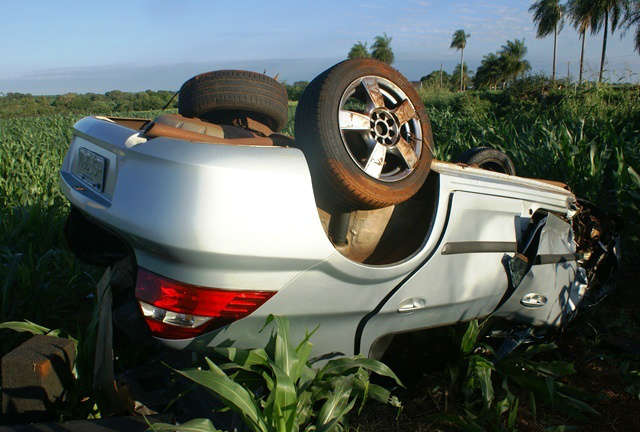  Carro capota e estudante &eacute; "lan&ccedil;ado" para fora do ve&iacute;culo na MS-376