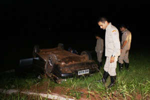  Ve&iacute;culo capotado &eacute; encontrado na MS-376 em Gl&oacute;ria de Dourados 