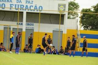 Jogadores do Cene descontraem na preparação para partida contra o Novoperário (Foto: Rodrigo Pazinato)