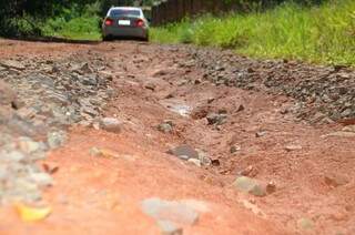 População sofre com buracos em rua sem asfalto (Foto: Vanderlei Aparecido)