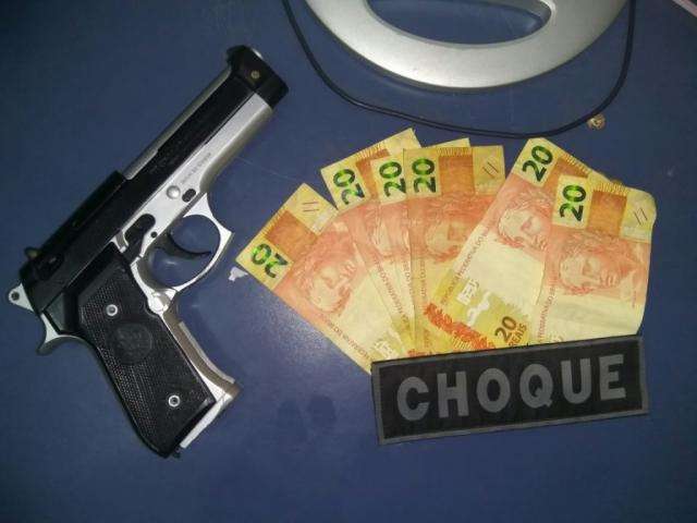 Suspeito de tr&aacute;fico, jovem &eacute; preso pelo Choque com maconha e pistola falsa 