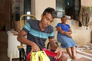 Josimar precisa conseguir R$ 8.150,00 para comprar passagem e começar a corrida por seu sonho de virar jogar de futebol (Fotos. Simão Nogueira)