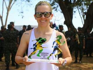 Eliane mostra com orgulho o troféu de primeiro lugar na categoria feminina 5 km. (Foto: André Bittar)