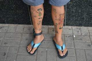 Tatuagens mostram amor pelo Chaves e ficam na mesma perna da tornozeleira. (Foto: Thaís Pimenta)