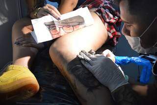 Imagem do Tatto Fest em 2018, com inicio de tatuagem realista. (Foto: Arquivo Campo Grande News)