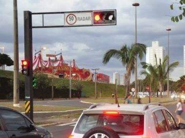 Lei pro&iacute;be multa para quem &#039;furar&#039; sinal vermelho durante a madrugada