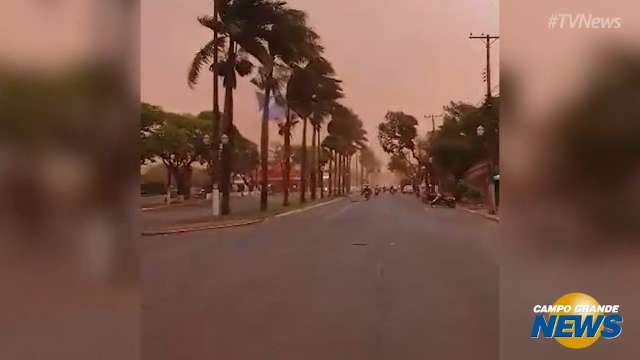 C&eacute;u vermelho: temporal de terra atinge tr&ecirc;s cidades do interior de MS