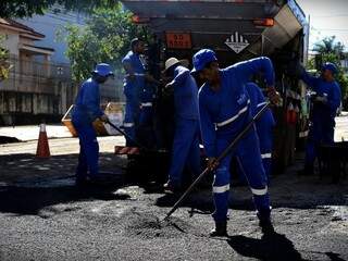 Trabalhadores realizam operação tapa-buraco na Rua Antônio Maria Coelho. (Foto: Divulgação/PMCG)