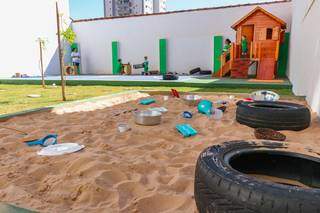 A escola conta com uma área com quadras para as crianças brincarem (Foto: Henrique Kawaminami)