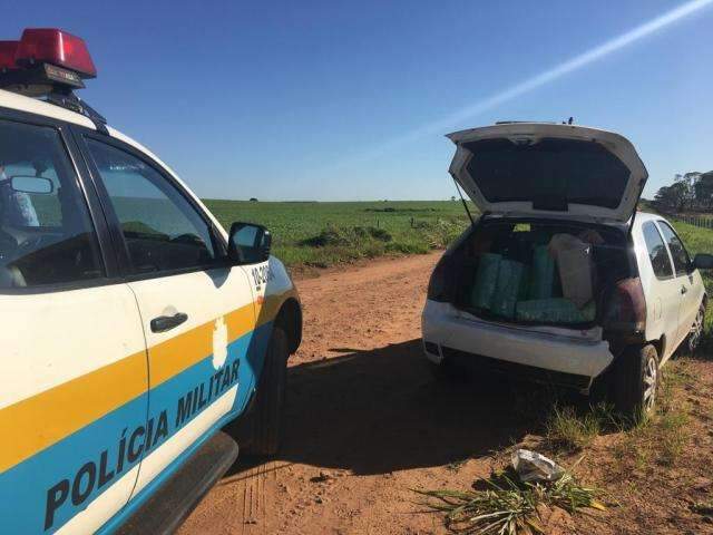 &ldquo;Cavalo doido&rdquo; abandona Palio com 500 kg de maconha em estrada vicinal