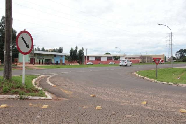 Retorno cruza com BR e vira rotat&oacute;ria &ldquo;quadrada&rdquo; em sa&iacute;da de bairro