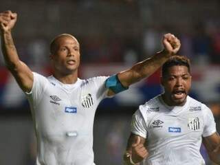 Carlos Sánchez e Marinho comemoram gol em Salvador-BA. (Foto: Ivan Storti/SantosFC)