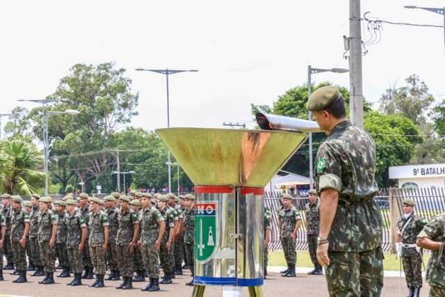 Data cai no esquecimento, mas alunos defendem patriotismo di&aacute;rio