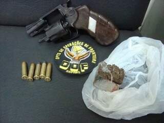 Arma, munições e droga foram apreendidas pelo DOF (Foto: Divulgação)