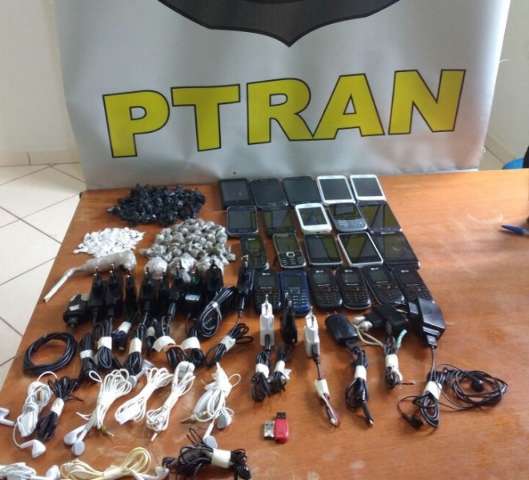 Agentes apreendem 106 papelotes de maconha e 75 de coca&iacute;na em pres&iacute;dio