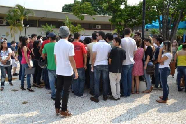 Universidade apura falha em protocolo, mas nega atraso em in&iacute;cio de vestibular