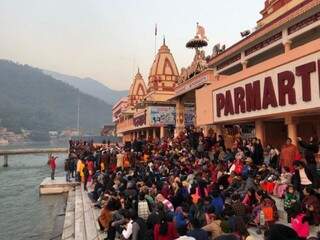 Na foto, Priscila retrata uma cerimônia hindu na beira do rio Ganges. (Foto: Acervo Pessoal)