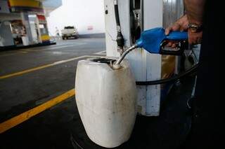Galão sendo abastecido em posto de combustíveis (Foto: Agência Brasil)