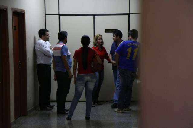 Al&eacute;m da pol&iacute;cia, amigos em 100 carros ca&ccedil;am pistas de empres&aacute;rio