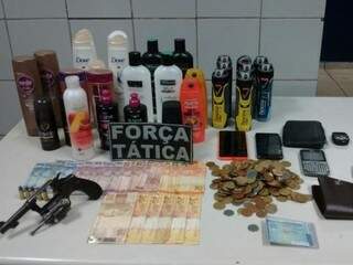 Objetos, armas e dinheiro foram encontrados com os bandidos. (Foto: divulgação/PM)