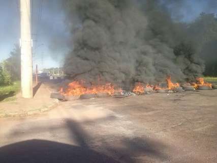 Moradores bloqueiam Guaicurus e ateiam fogo em pneus para protestar