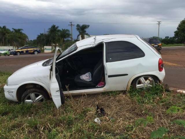 Na ida ao trabalho, motorista perde controle de dire&ccedil;&atilde;o e carro capota 