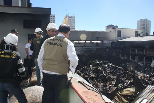 Bombeiros est&atilde;o de plant&atilde;o em frente a loja destru&iacute;da pelo fogo