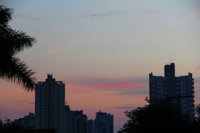 Dia amanhece com nuvens e ter&ccedil;a ser&aacute; de mais chuva na Capital
