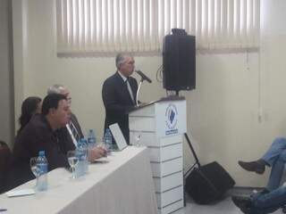 Governador Reinaldo Azambuja (PSDB) durante seminário da União das Câmaras de Vereadores nesta quinta-feira (13) (foto: Izabela Sanchez)