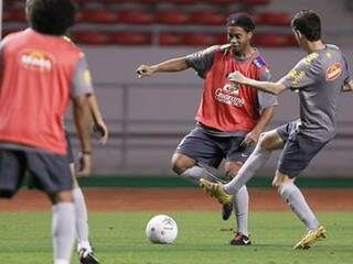 Ronaldinho Gaúcho volta à equipe titular; seleção terá trio ofensivo. (Foto: Divulgação/CBF)