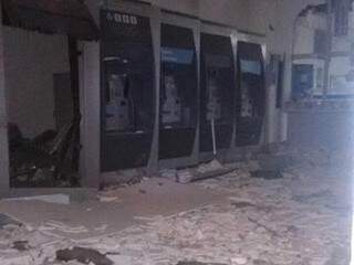 Imagem mostra caixas eletrônicos destruídos. (Foto: Reprodução Facebook)
