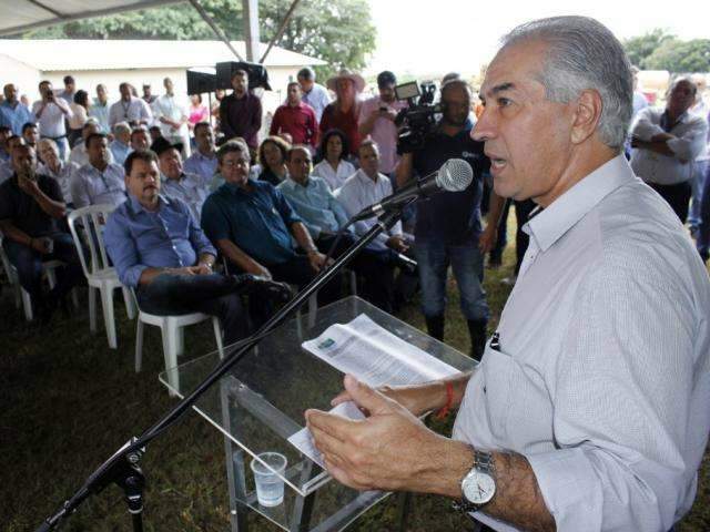 Reinaldo entrega equipamentos e visita obras no interior do Estado