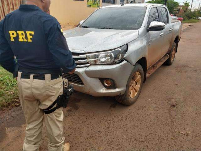 Motorista &ldquo;fura&rdquo; bloqueios da PRF e do Ex&eacute;rcito e abandona Hilux roubada