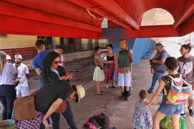 Em dia de evento, poucos aparecem para dar as m&atilde;os pelo Amamba&iacute;