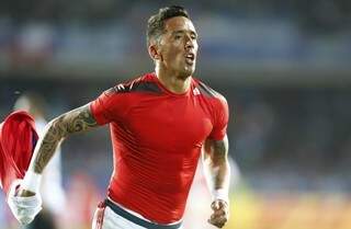 O atacante Lucas Barrios anunciou em rede social que irá se apresentar logo depois da Copa América (Foto: Reuters)