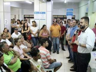 Diretor-presidente da Emha, Enéas Netto, com mutuários. (Foto: Divulgação Prefeitura de Campo Grande).