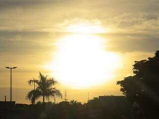 Sol voltou a aparecer em Campo Grande na manhã deste sábado (2). (Foto: Henrique Kawaminami)