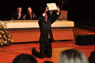 Coringa ajoelhou e agradeceu aos céus pelo diploma de vereador (Fotos: João Garrigó)