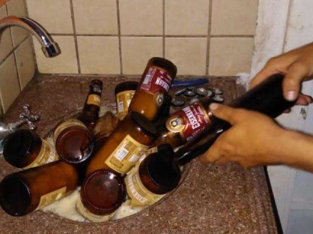 Em vistoria, 159 litros de cervejas vencidas h&aacute; 3 anos s&atilde;o descartados