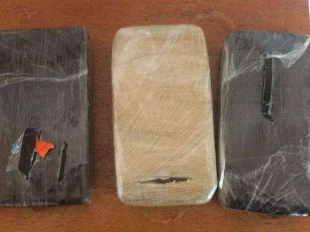Dupla &eacute; presa com 1 kg de coca&iacute;na e 2 kg de crack que seriam entregues no Paran&aacute;