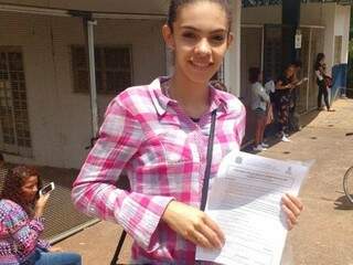 Candidata com prova de concurso público do IFMS na mão (Foto: Liniker Ribeiro)