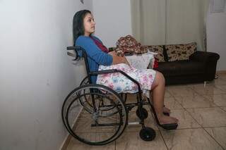 Jenifer está em uma cadeira de rodas emprestada (Foto: Paulo Francis)