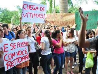 Protesto de alunos da UFMS depois que uma acadêmica foi estuprada em plena manhã, em abril. (Foto: Arquivo/João Garrigó)