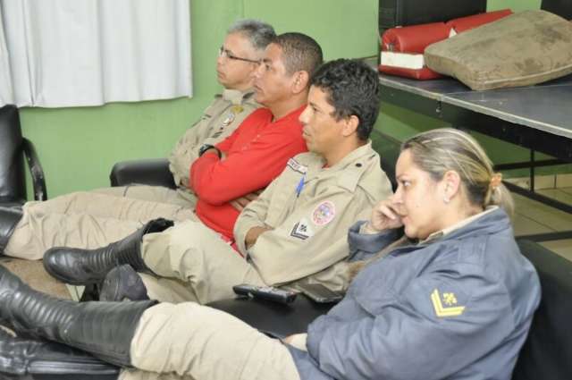 Surpresos, bombeiros acompanham jogo &agrave; espera de ocorr&ecirc;ncias