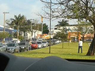 A fila se estende a perder de vista em rua movimentada no Santa Fé. (Foto:Repórter News)