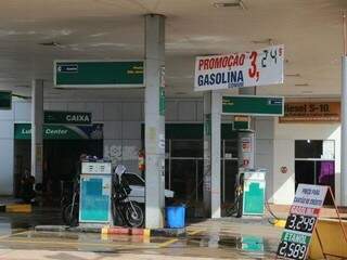 Na rua Pedro Celestino, gasolina é vendida a R$ 3,24. (Foto: Alcides Neto)